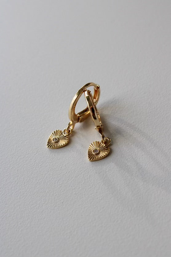 Dainty Heart Huggies